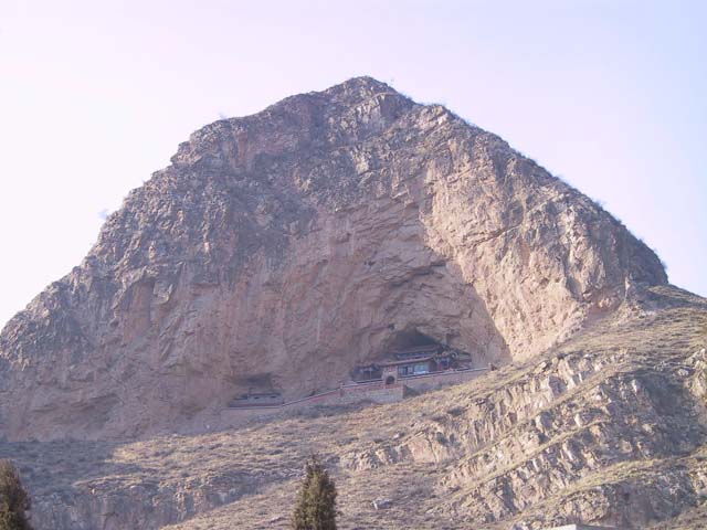 灵丘觉山寺,这组建筑在半山上,可以看出砍去小半边山,很有特色.